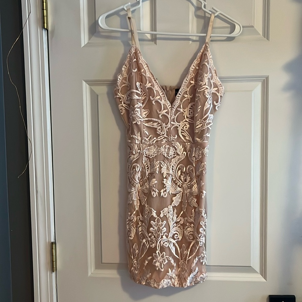Pink dress never worn
Size 4